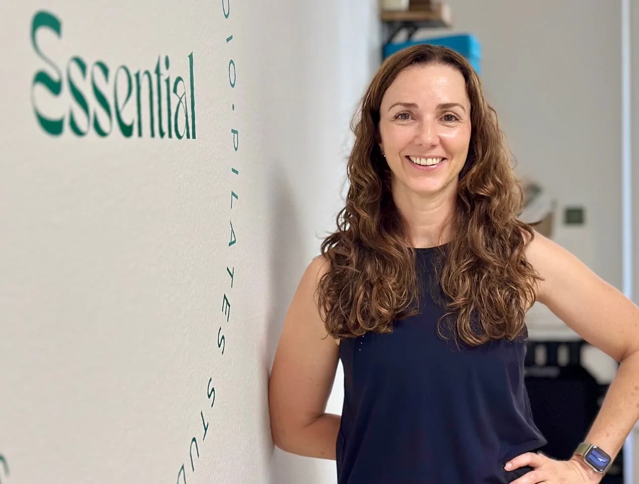 Fiorenza Toffolon devant le logo Essential Pilates